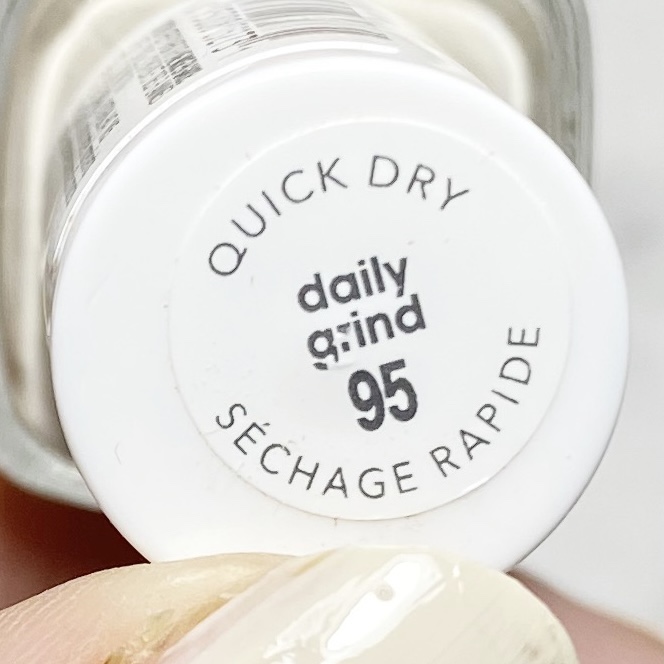 SWATCH SUNDAY — Essie x Révolutionnaire Expressie Collection