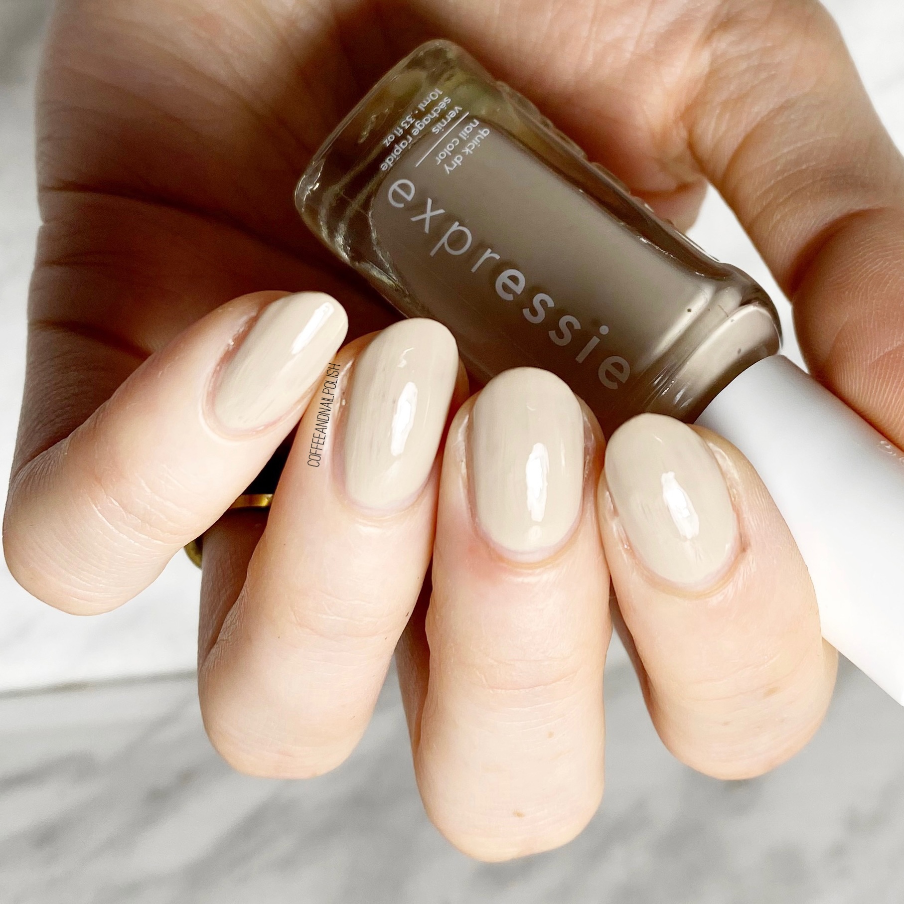 SWATCH SUNDAY — Essie x Révolutionnaire Expressie Collection