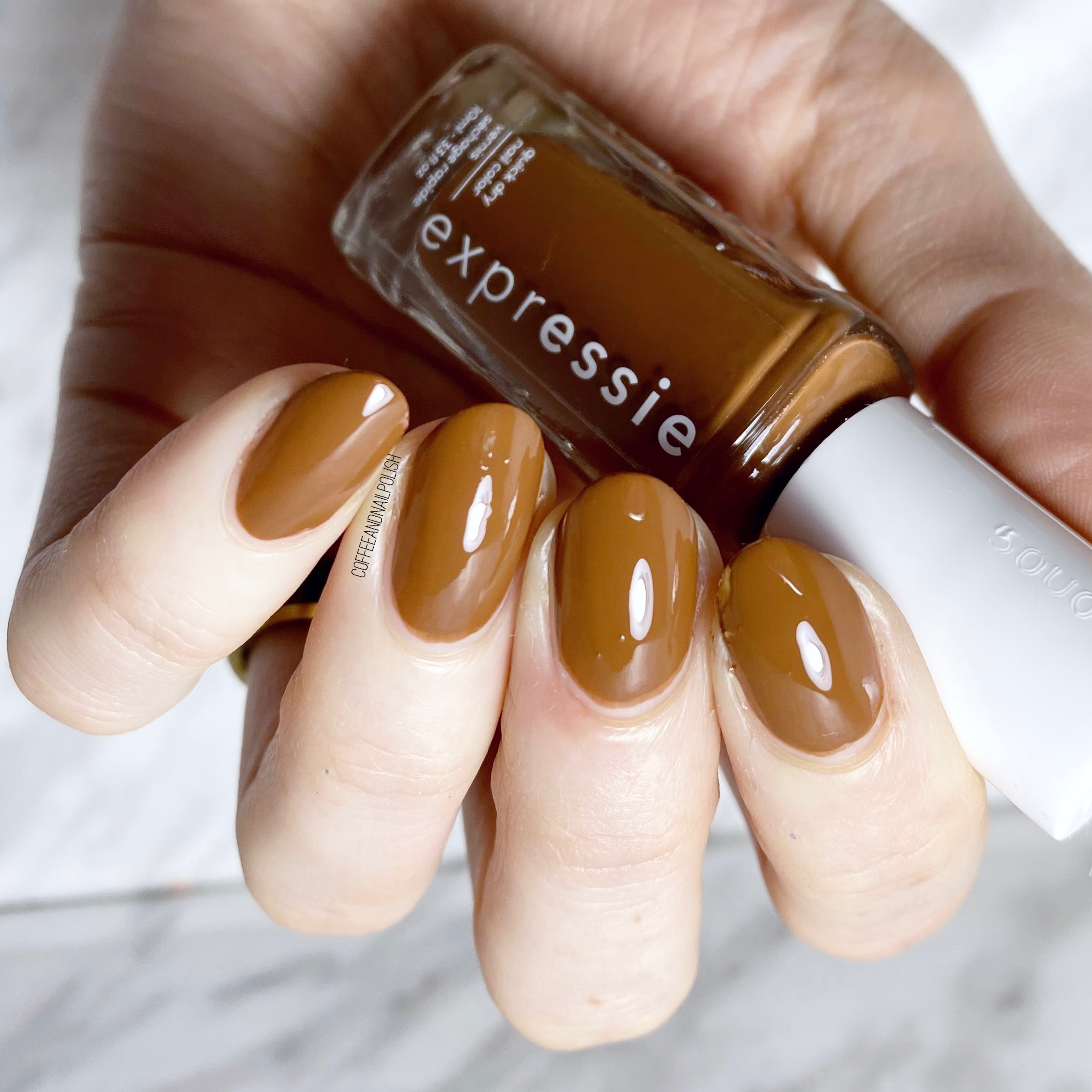 SWATCH SUNDAY — Essie x Révolutionnaire Expressie Collection